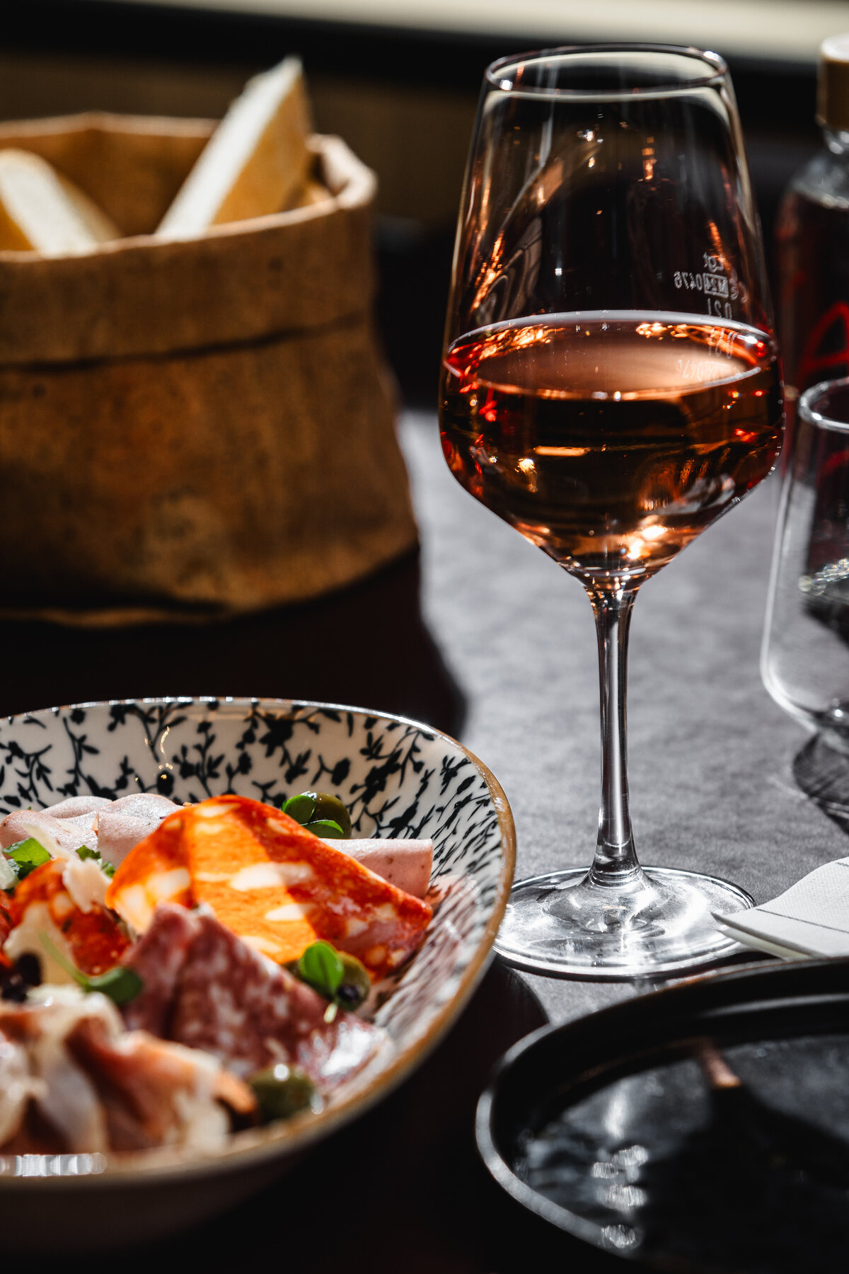 Vorspeise und ein Glas Wein im Restaurant LOTTA.