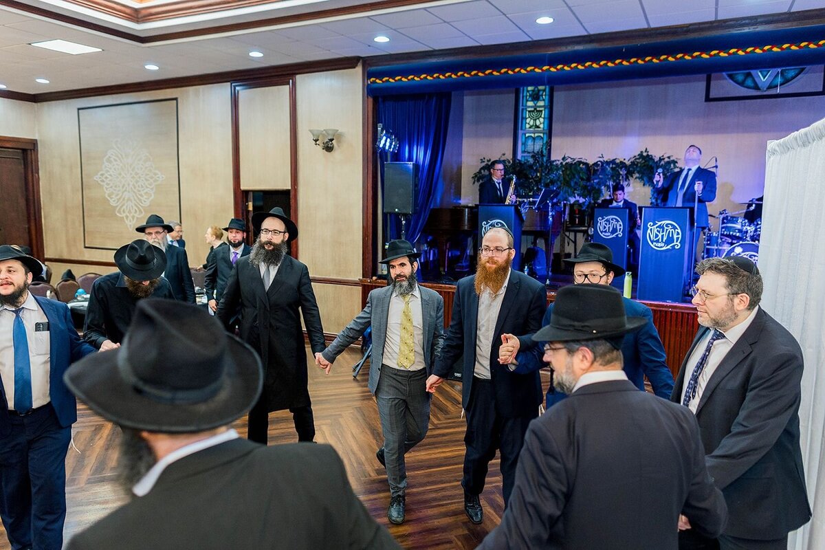 Eliana-Melmed-Photography-Chicago-LosAngeles-Jewish-WeddingPhotographer-CarmiKalman-MensDancing-00132