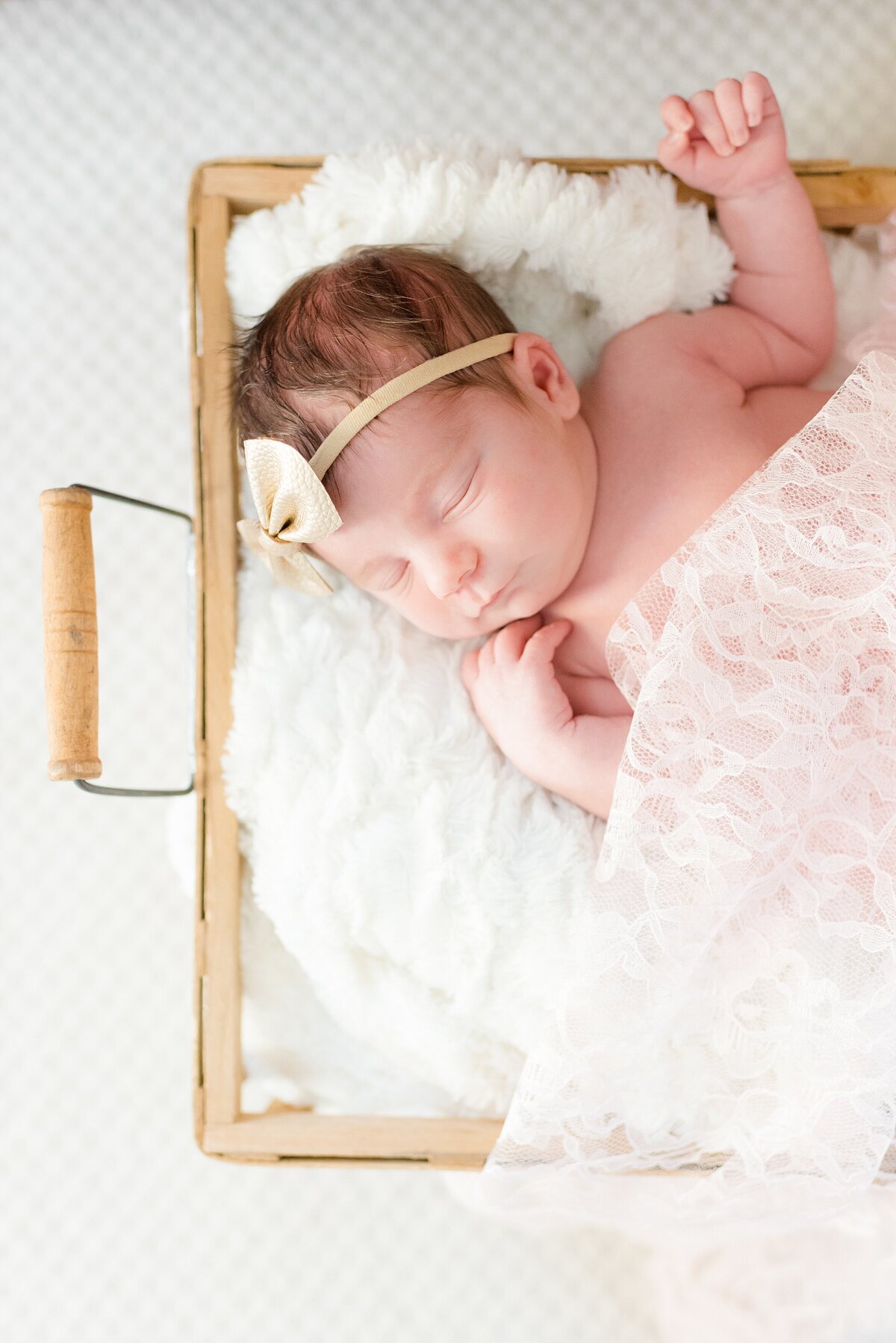 20_neutral-at-home-newborn-session_baby-girl_ckp