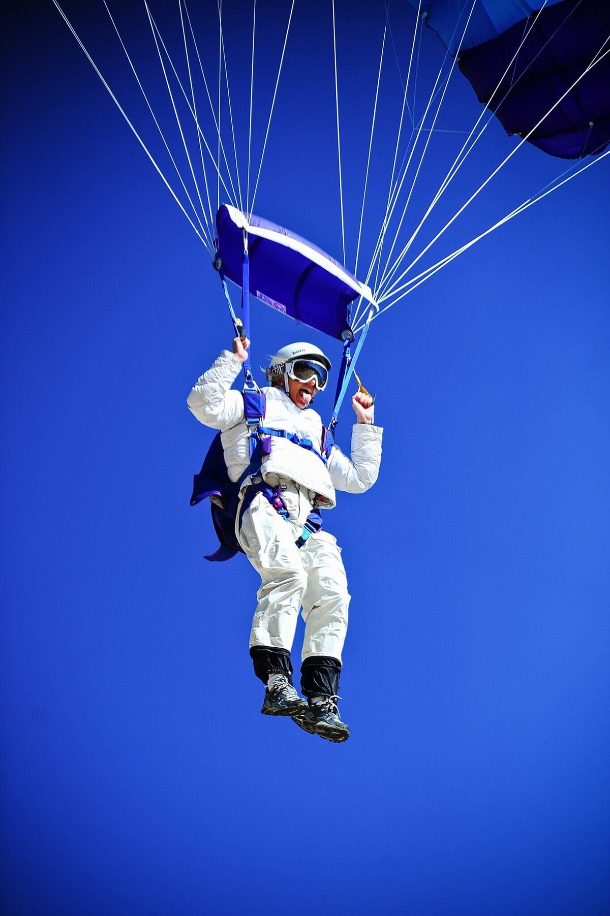 Bride sky jumping to her ceremony surprising her groom