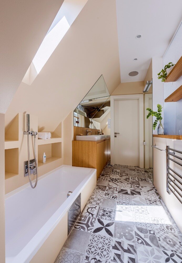 design interiéru mezonetu pohled do koupelny