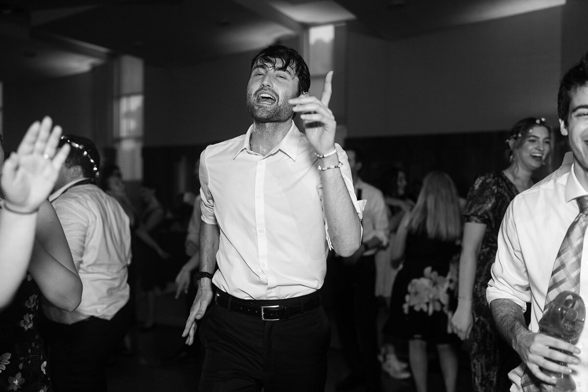 Eliana-Melmed-Photography-Chicago-LosAngeles-Jewish-WeddingPhotography-ElianaSklar-DanceFloor-00156