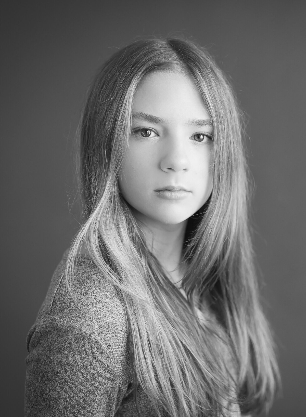 senior girl portrait in black and white  with  great eye contact