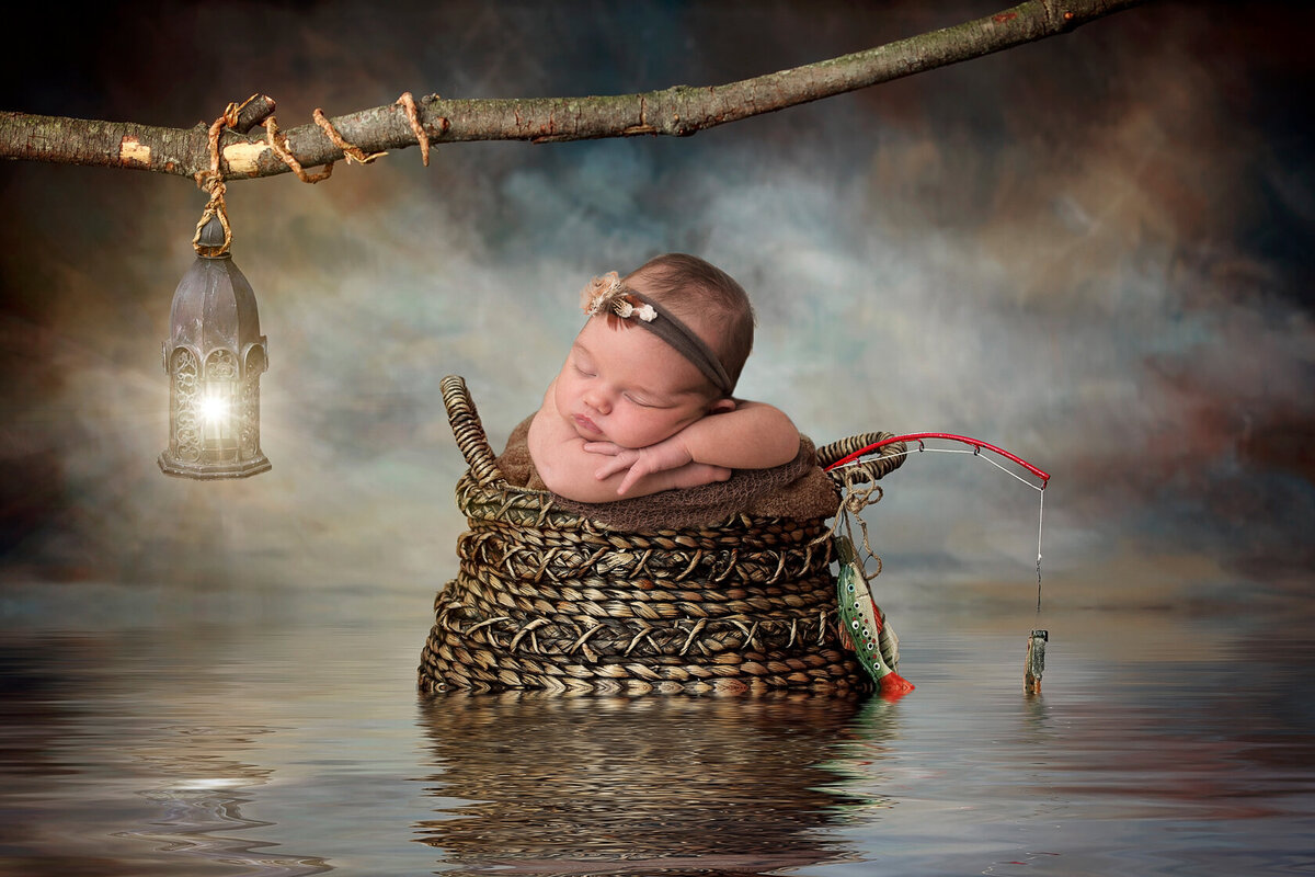 Creative Newborn photoshoot with a lamp by Laura KingPhotography