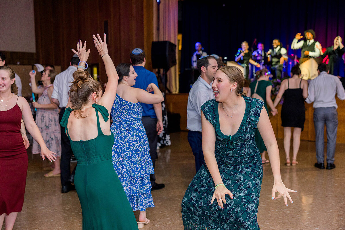 Eliana-Melmed-Photography-Chicago-LosAngeles-Jewish-WeddingPhotography-ElianaSklar-DanceFloor-00311