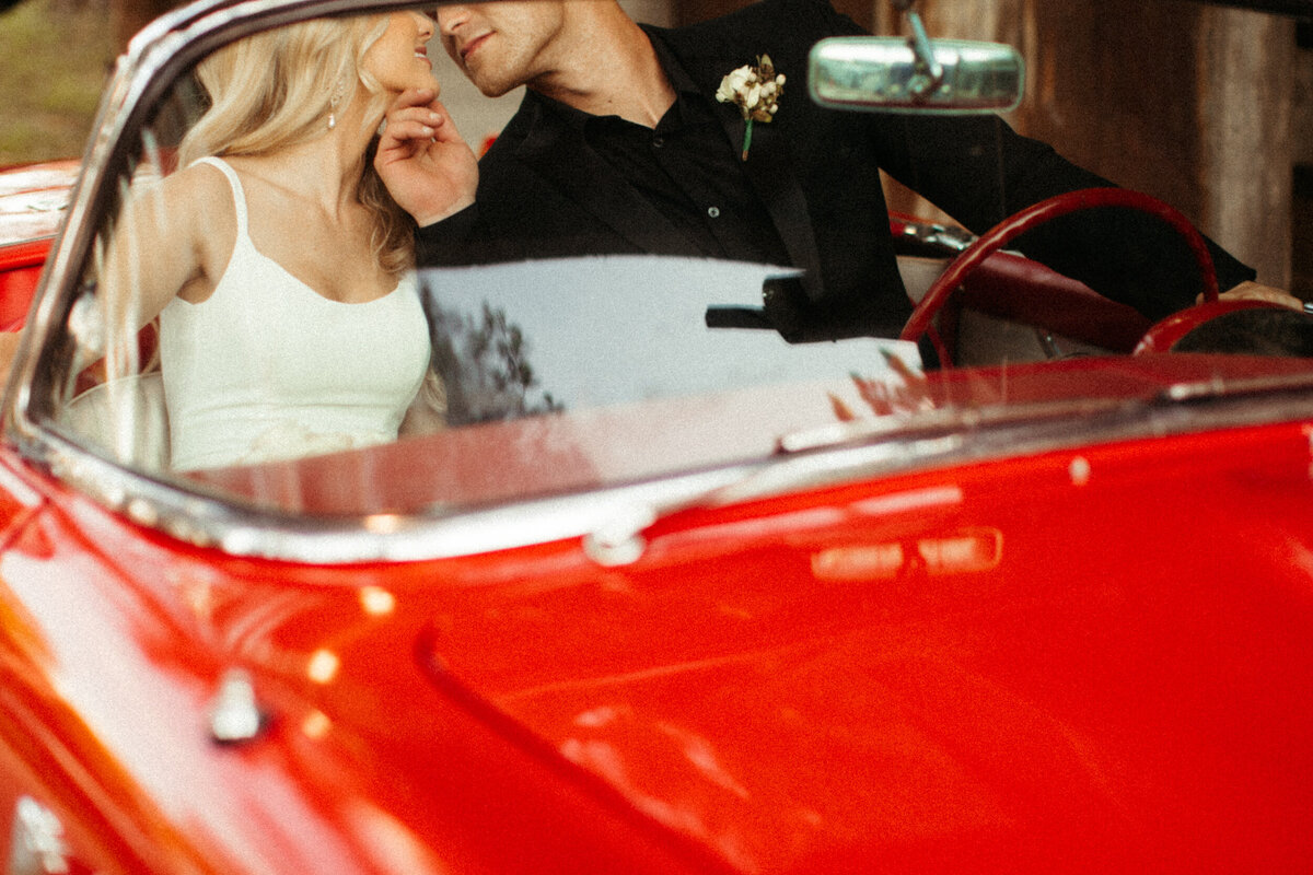 tupelo-mississippi-verona-ms-kingfisher-lodge-wedding-venue-reception-getaway-car