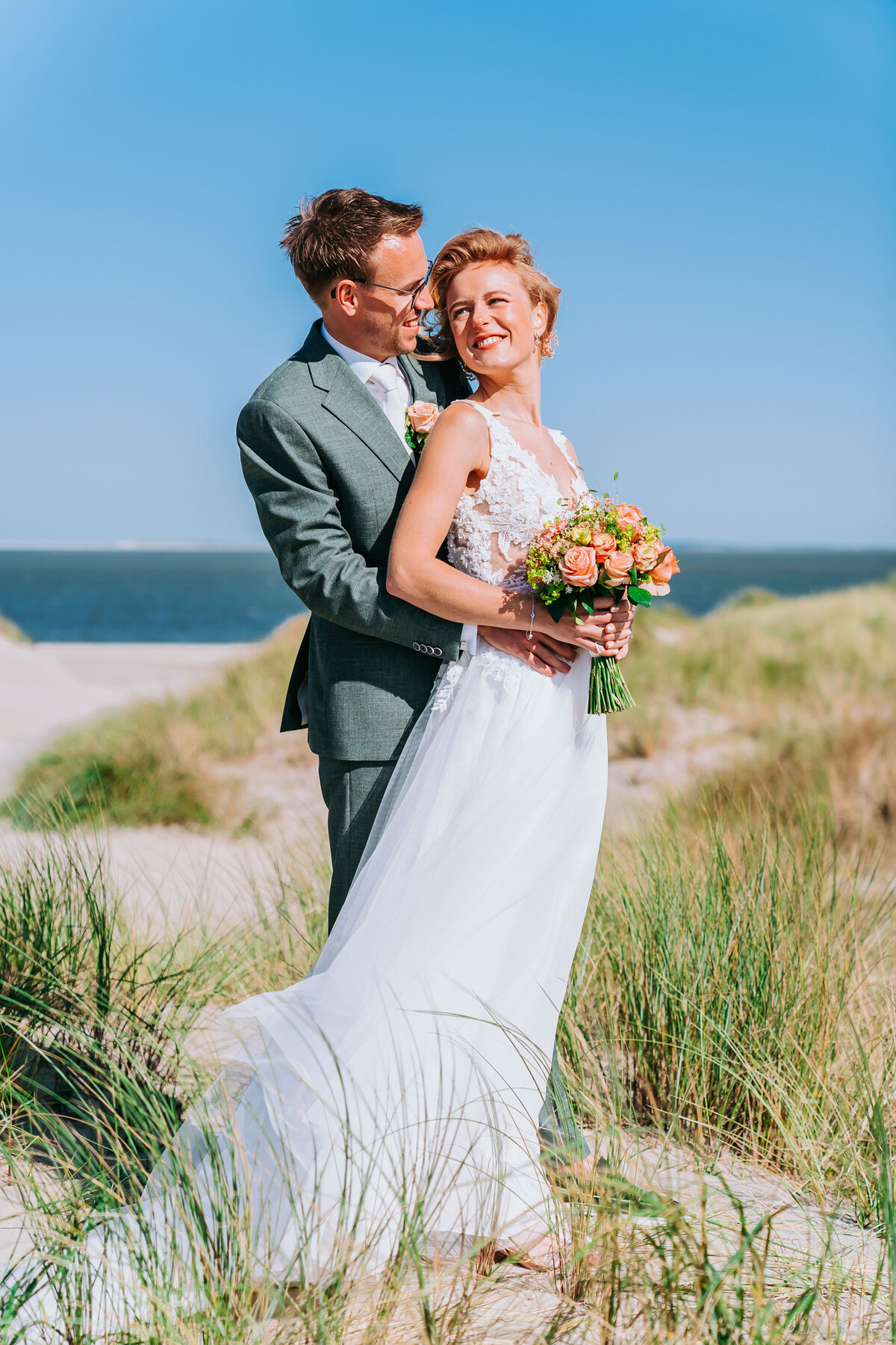 Trouwen Texel Bart en Anouk in de duinen fotoshoot 