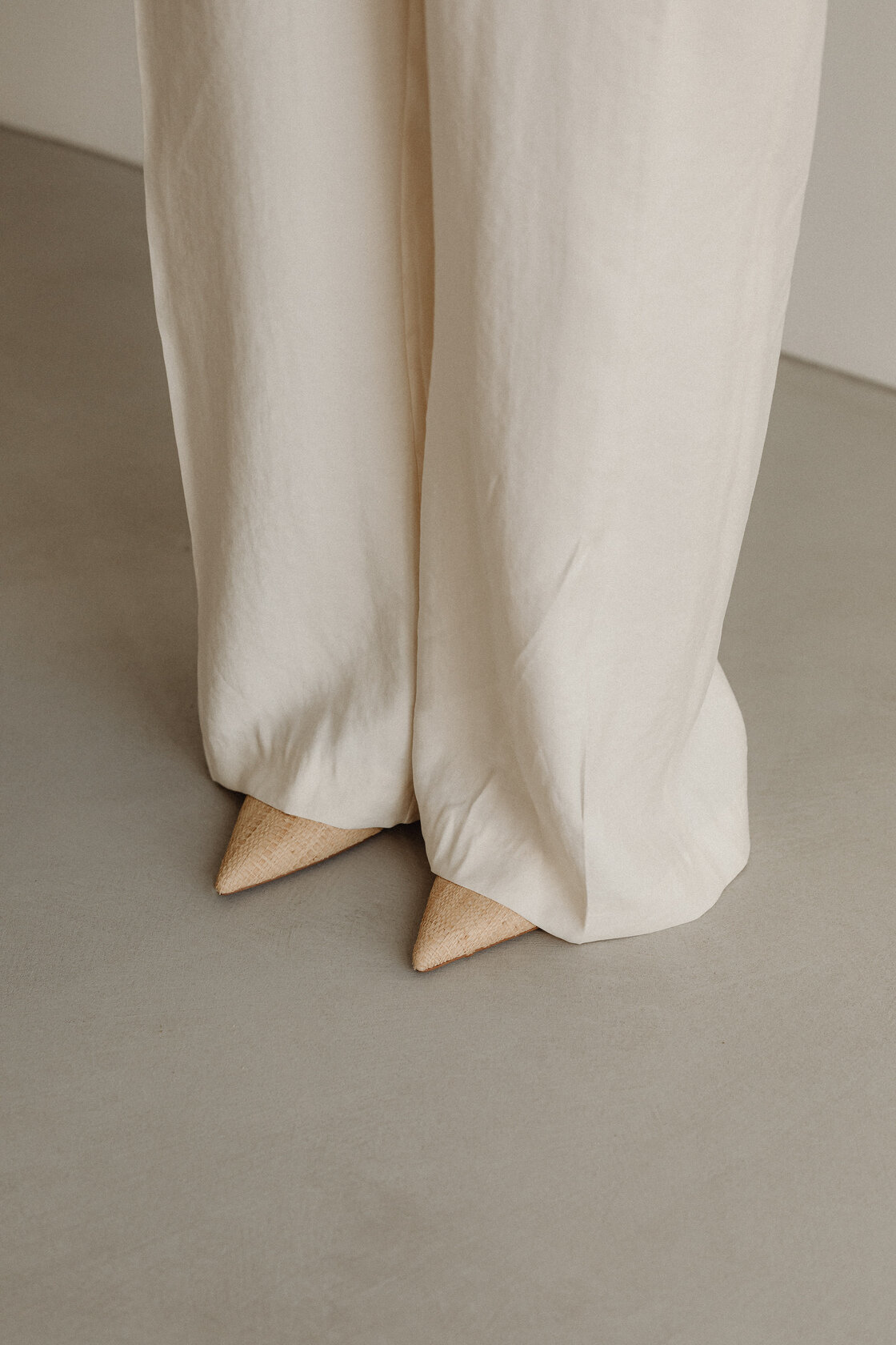 kaboompics_simplistic-sophistication-a-fashion-photoshoot-with-a-stunning-model-in-neutral-minimalist-outfits-30953