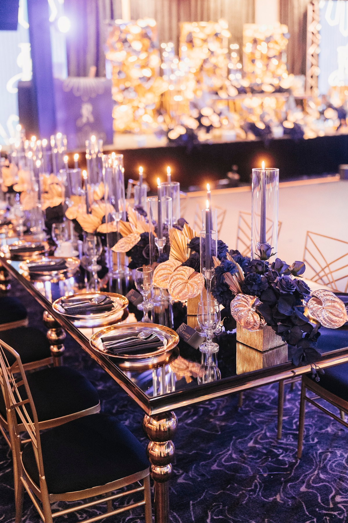 kavita-mohan-navy-gold-wedding-reception-art-deco-tablescape-charger-candles-fanfare-chair