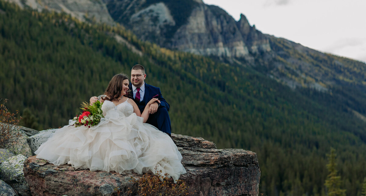 moraine-lake-autumn-elopement-mountain-wedding-photographer-cliffs