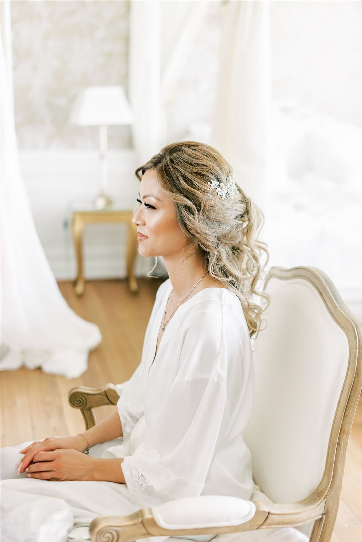 Wedding Photographer Anna Lundgren - helloalora_Rånäs Slott chateau wedding in Sweden bridal preparations in the suite