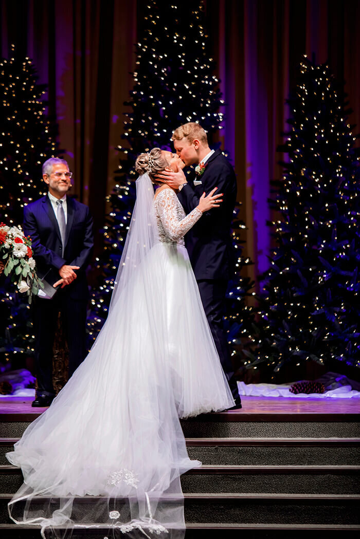 couples-first-kiss-at-the-altar