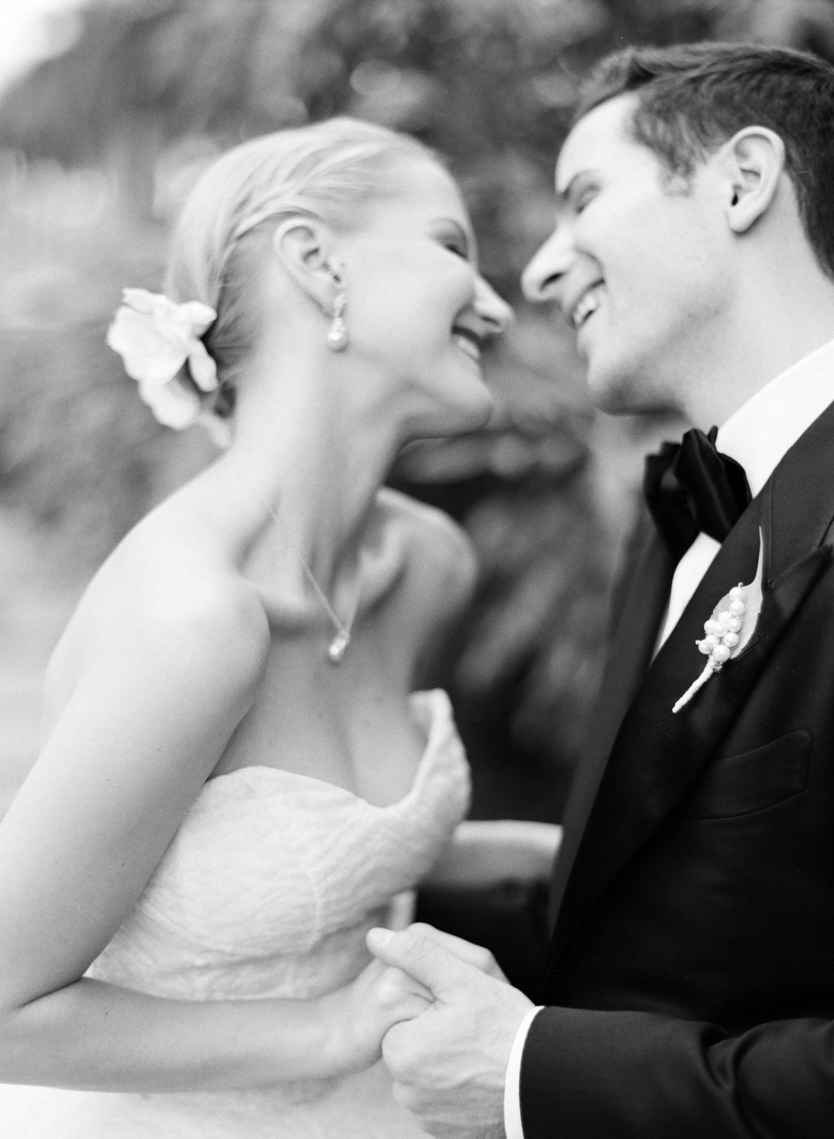 14-KTMerry-weddings-bride-groom-portrait-black-white