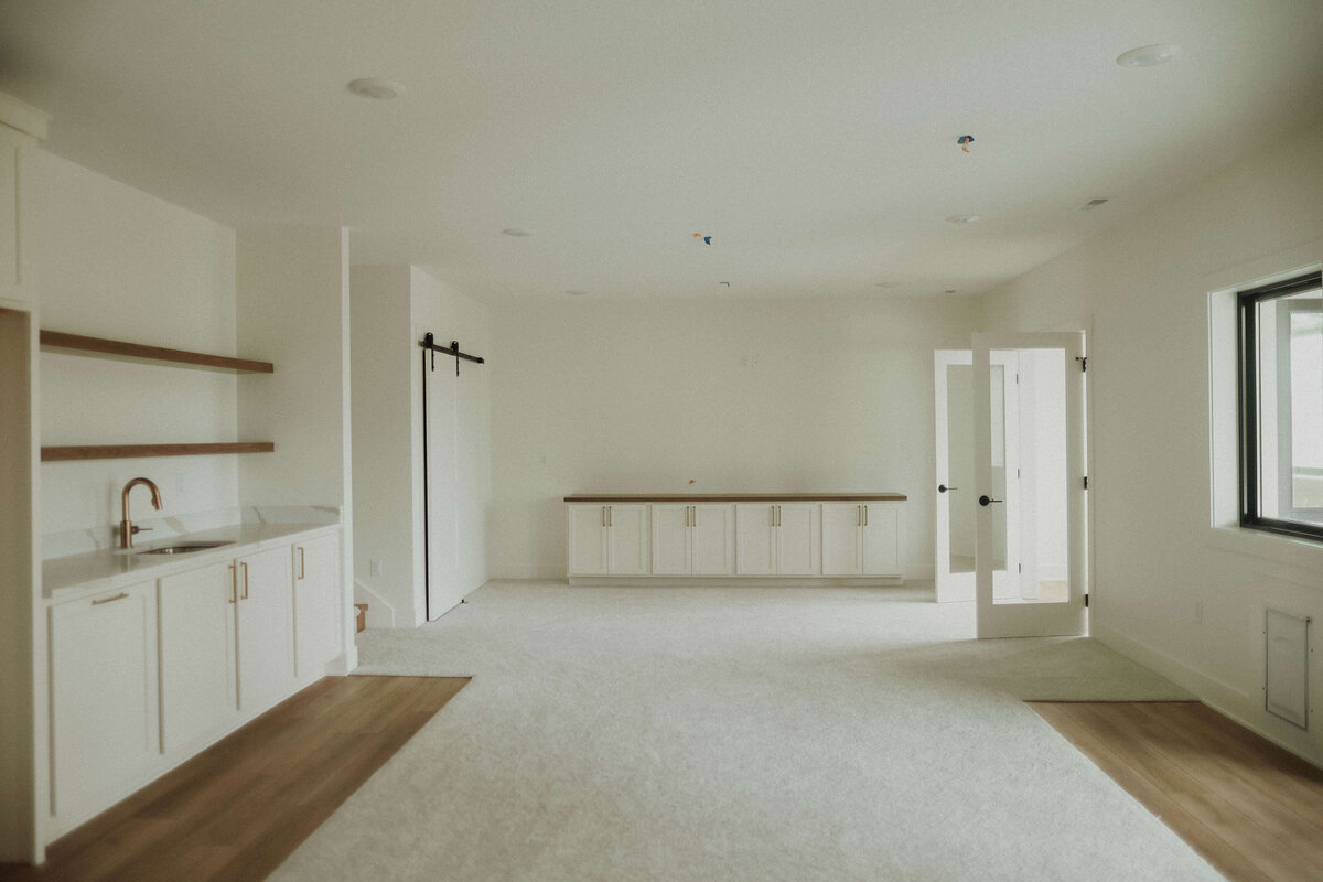 65-Finished-Basement-Waukee-Central-Iowa-Custom-Home-JRL-Builders-3F1A4913