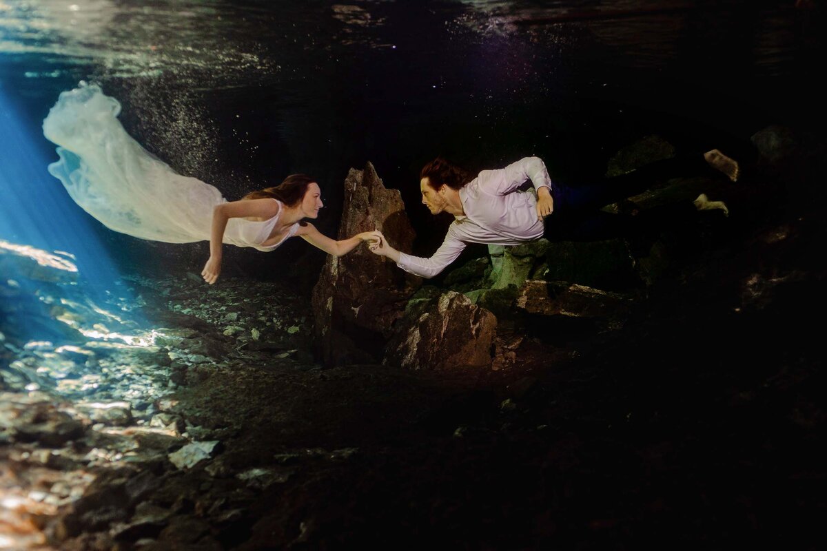 Bride and groom meet underwater during TTD in Riviera Maya