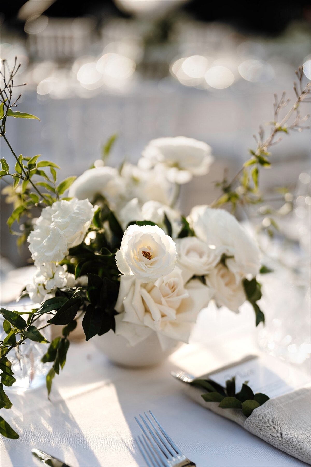 _elegant white table flowers Noosa wedding florist