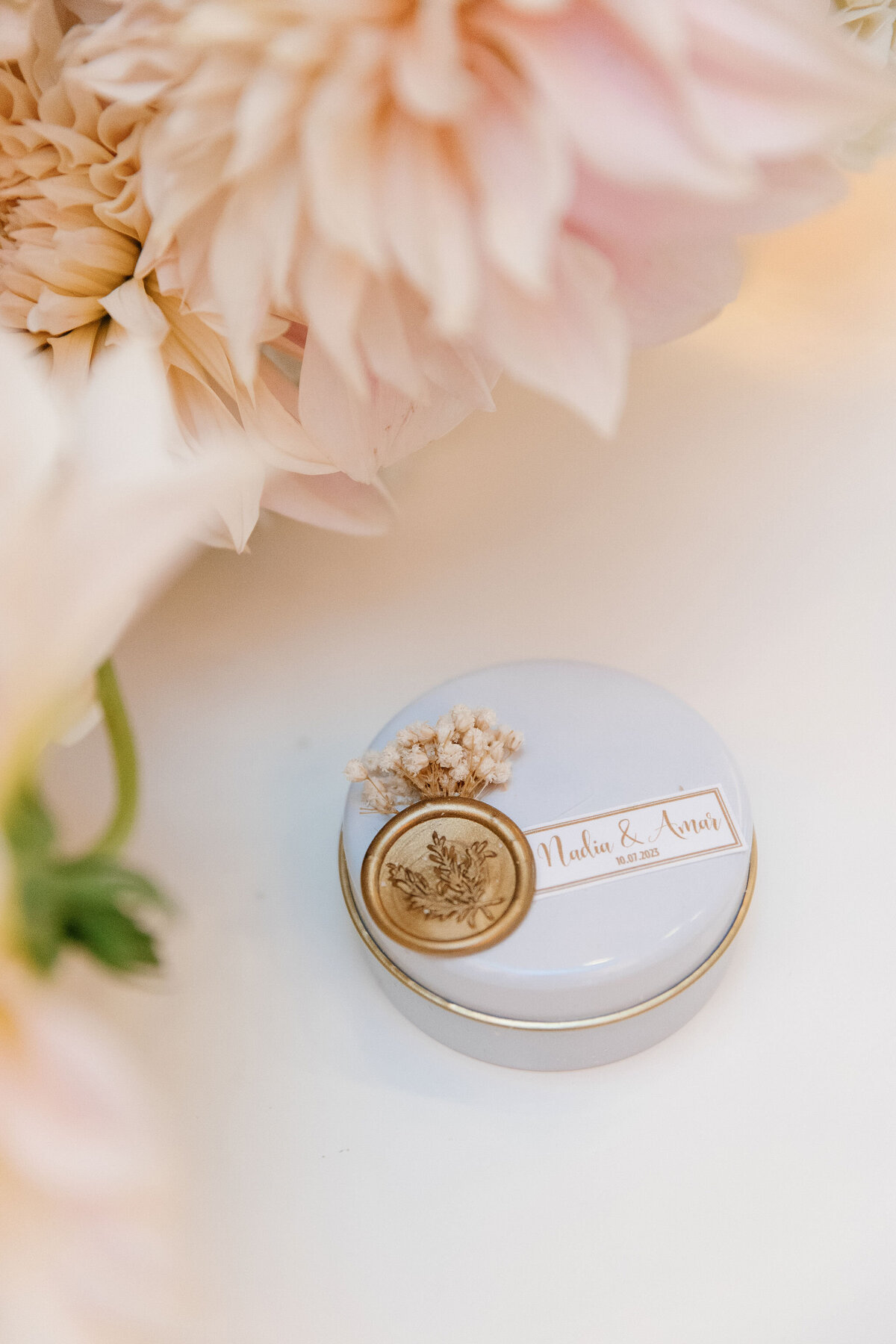 elegant-wedding-reception-candle-party-favour