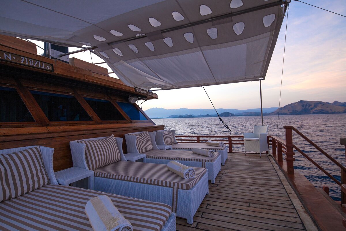 Samata Luxury Yacht Charter Komodo Deck 01