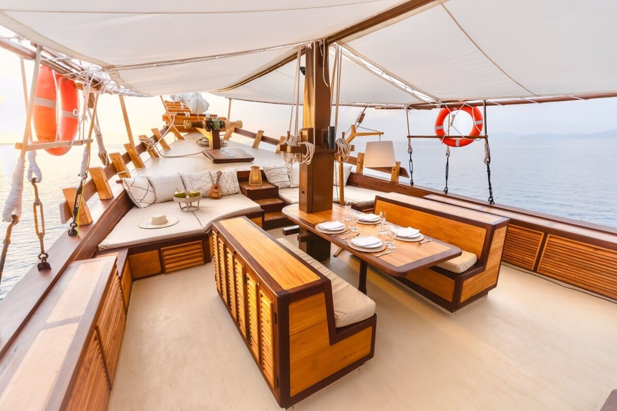 Senja Luxury Yacht Charter Indonesia _lowdef_dining _ chill area_daytime_landscape 2