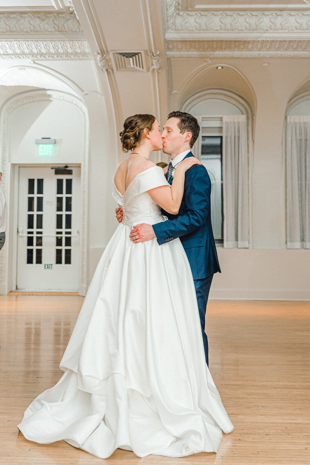 bride and groom kiss on the dance floor cottonwood hotel