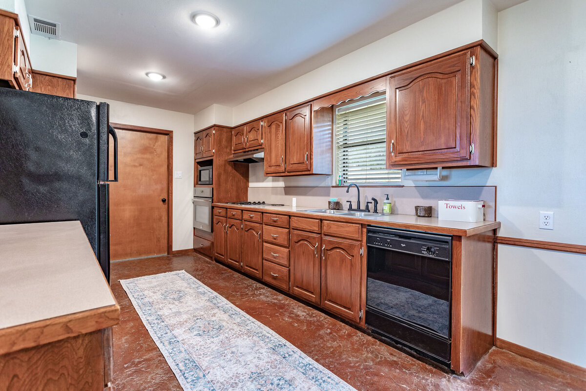 Fully stocked kitchen in this three-bedroom, two-bathroom ranch house for 7 with incredible hiking, wildlife and views.