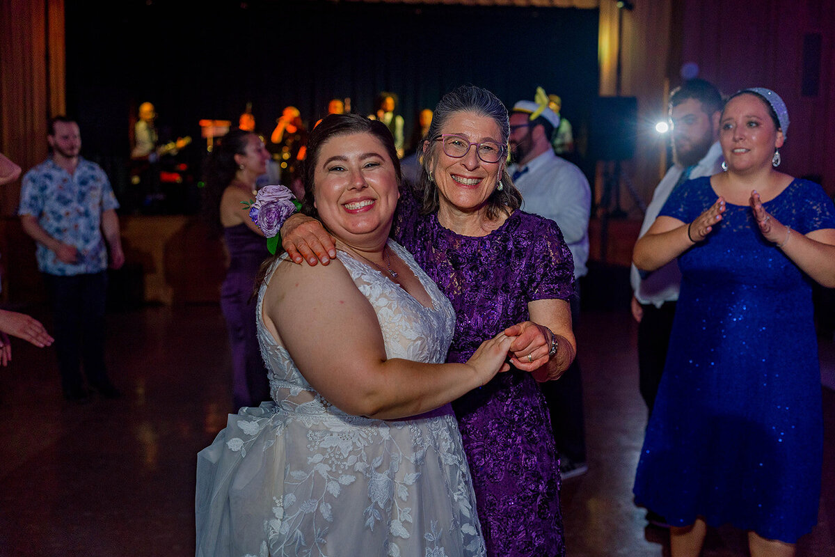 Eliana-Melmed-Photography-Chicago-LosAngeles-Jewish-WeddingPhotography-ElianaSklar-DanceFloor-00013