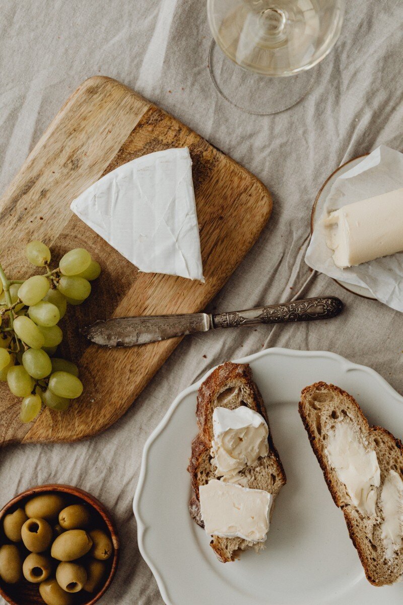 kaboompics_lunch-with-bread-white-wine-olives-butter-camembert-cheese-30581
