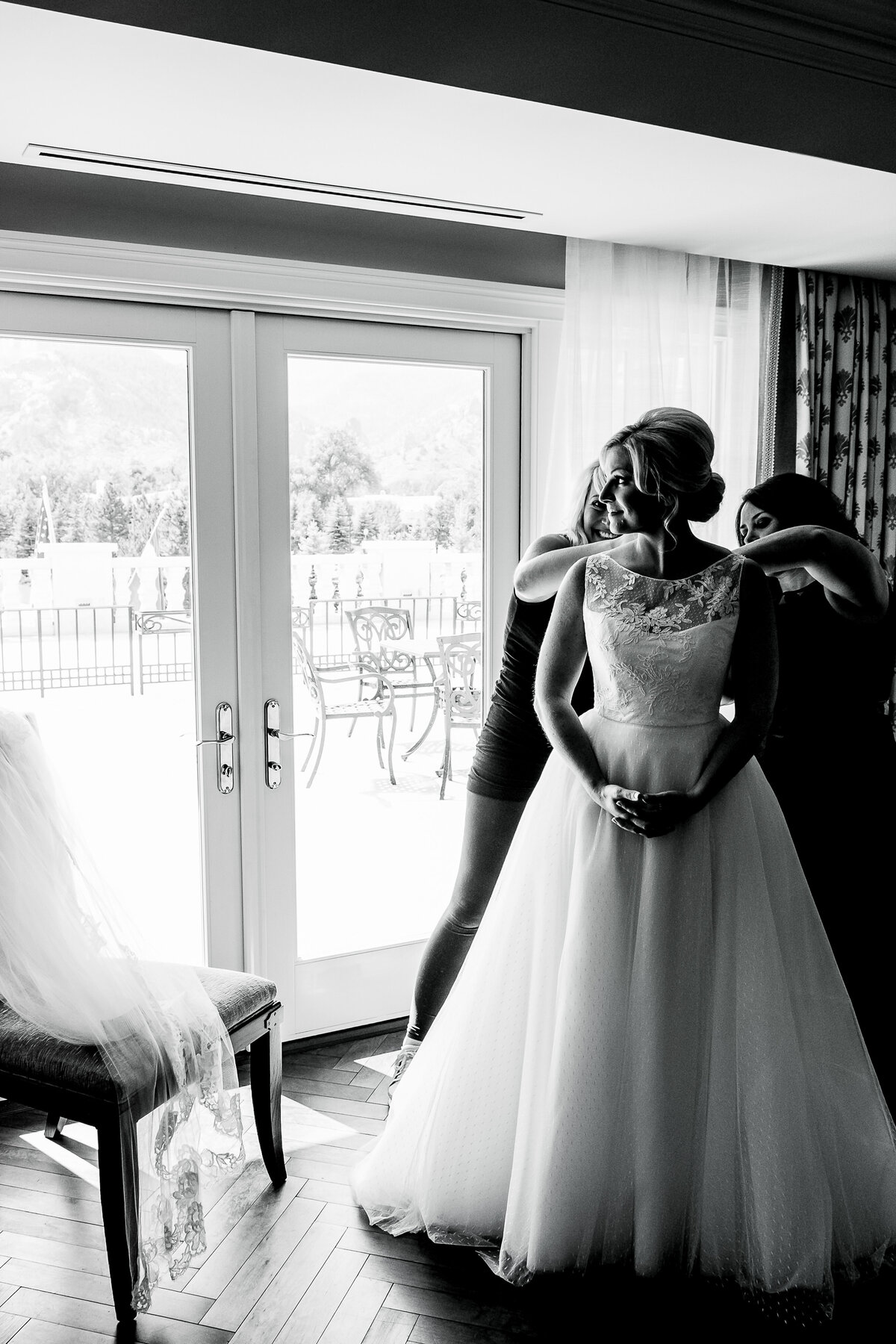Broadmoor Bride gets ready in the Parker Suite