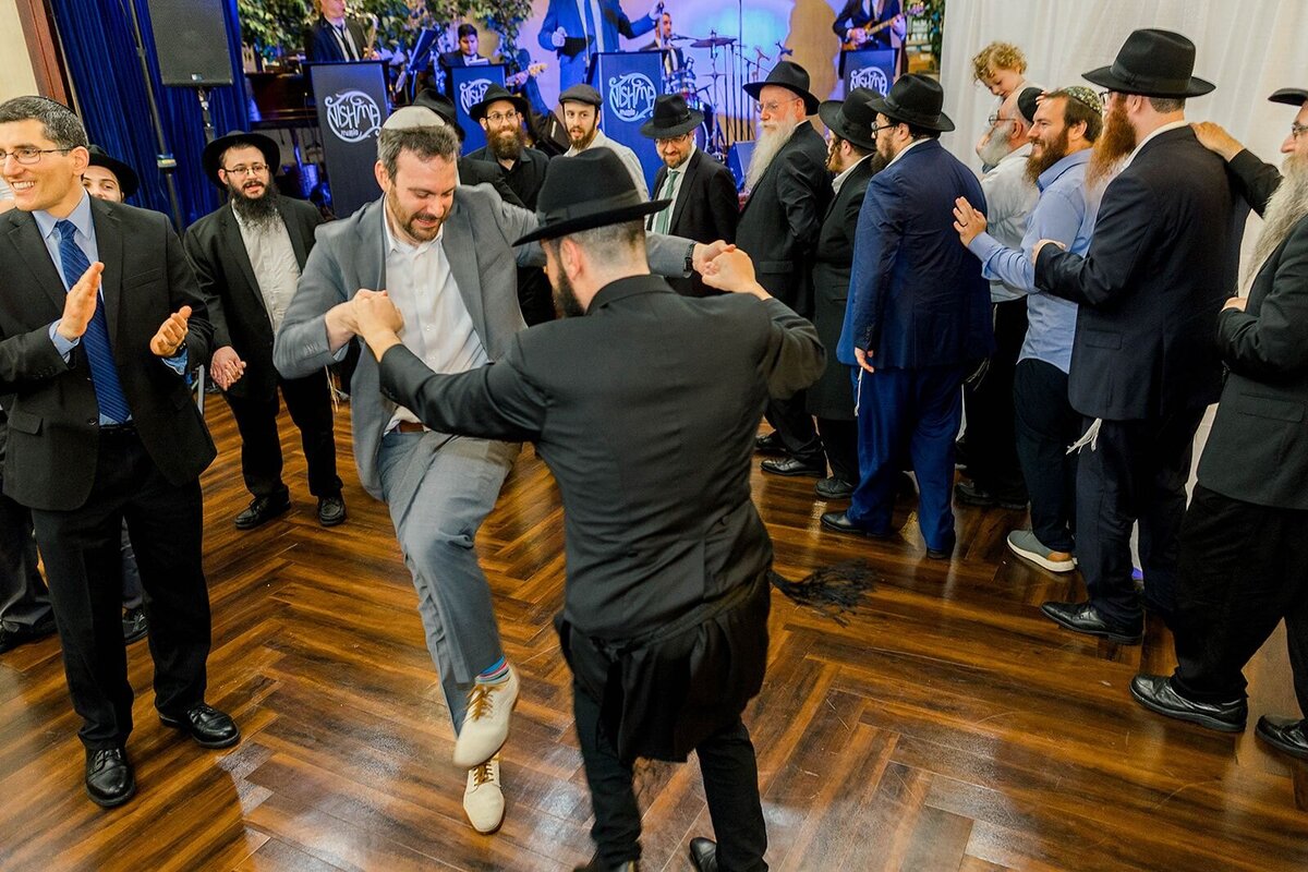 Eliana-Melmed-Photography-Chicago-LosAngeles-Jewish-WeddingPhotographer-CarmiKalman-MensDancing-00019