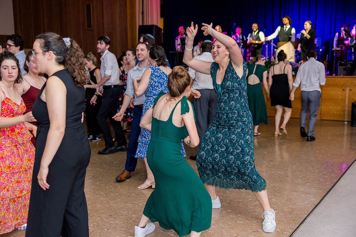 Eliana-Melmed-Photography-Chicago-LosAngeles-Jewish-WeddingPhotography-ElianaSklar-DanceFloor-00309