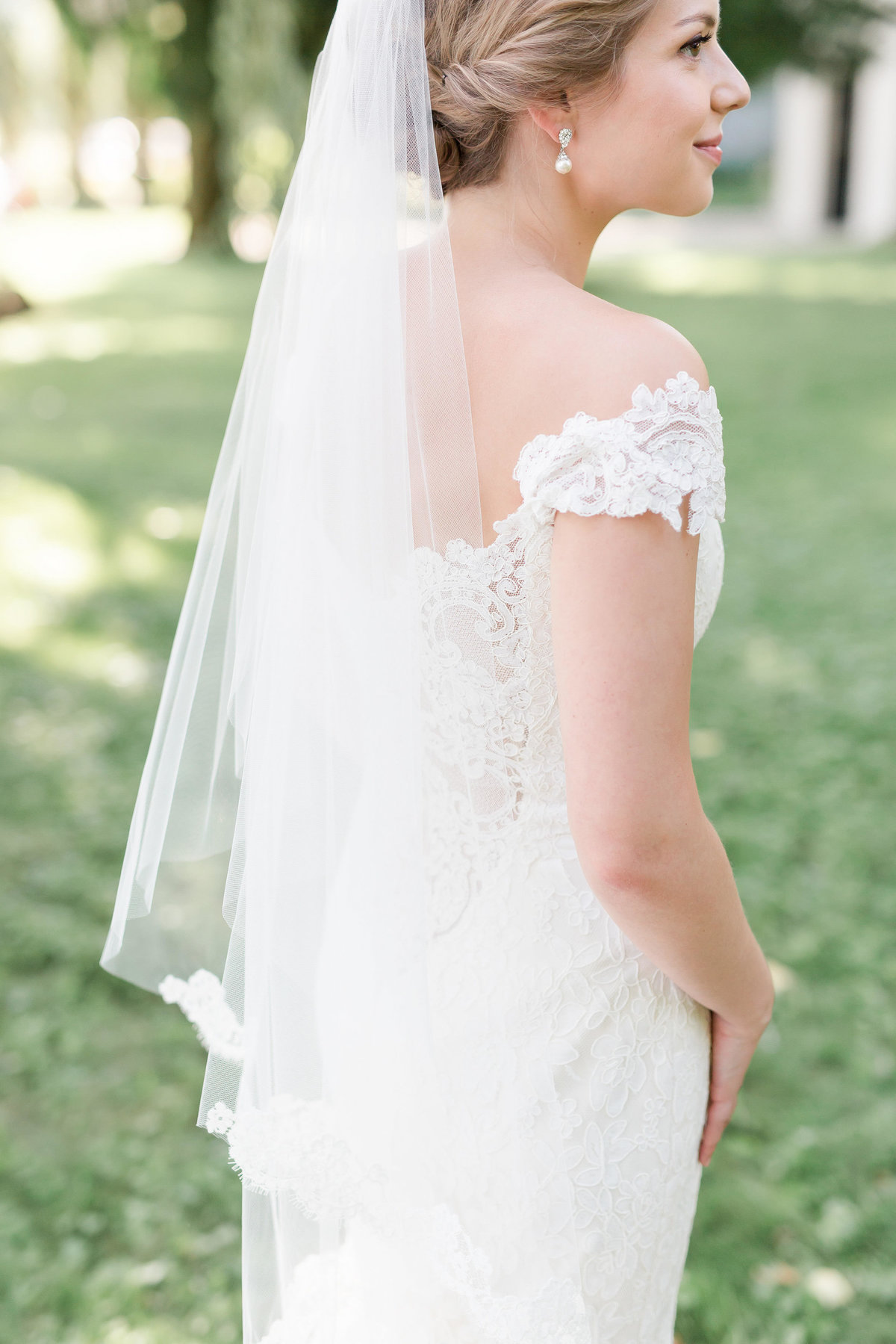 Mid-length wedding veil