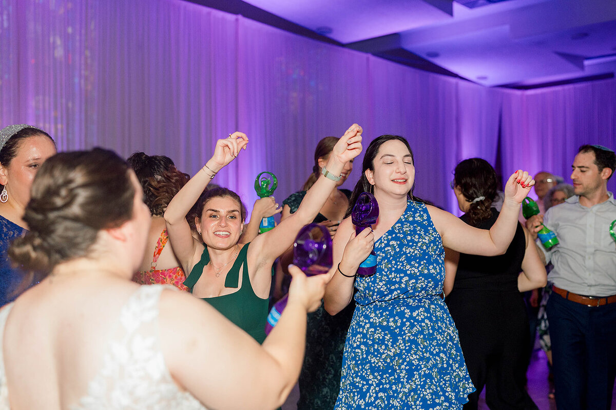 Eliana-Melmed-Photography-Chicago-LosAngeles-Jewish-WeddingPhotography-ElianaSklar-DanceFloor-00128