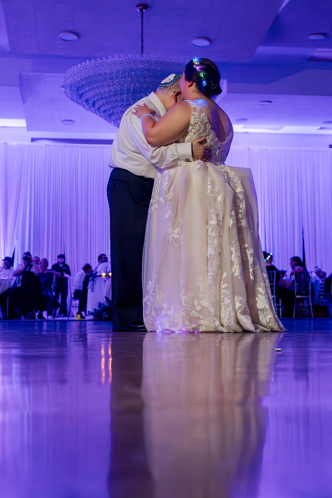 Eliana-Melmed-Photography-Chicago-LosAngeles-Jewish-WeddingPhotography-ElianaSklar-DanceFloor-00255