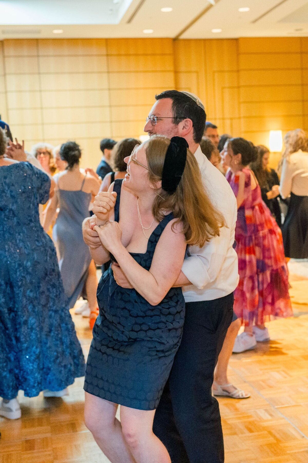 processed_ElianaMelmedPhotography_JewishWeddingPhotographer_ShulaNoah_Dancing-253