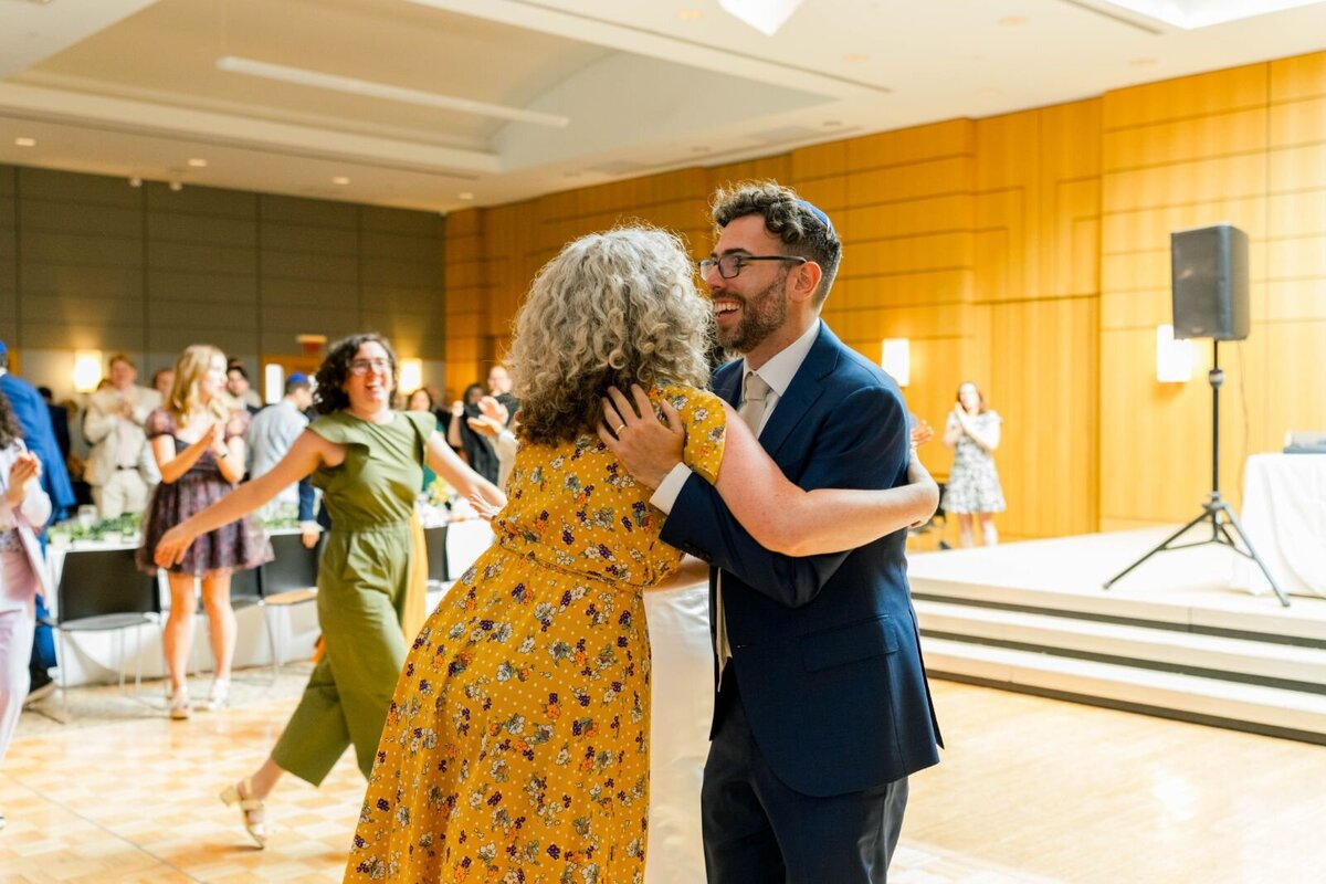 Eliana-Melmed-Photography-Chicago-LosAngeles-Jewish-WeddingPhotography-ShulaNoah-Simcha-Dancing-00173