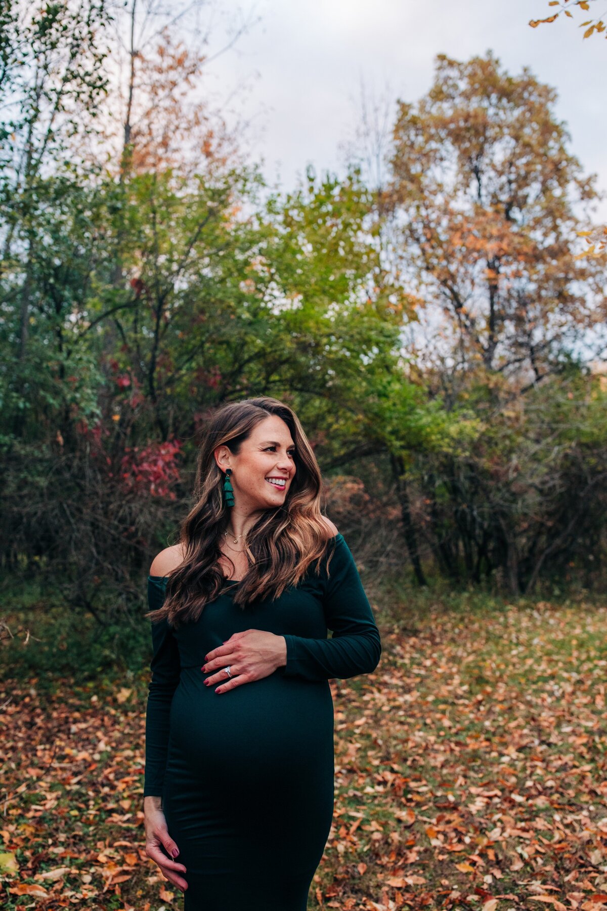 outdoor-maternity-session-green-dress-Milwaukee7