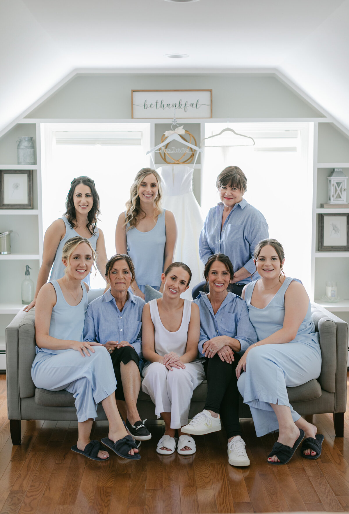bridal-party-getting-ready-in-stonington-ct