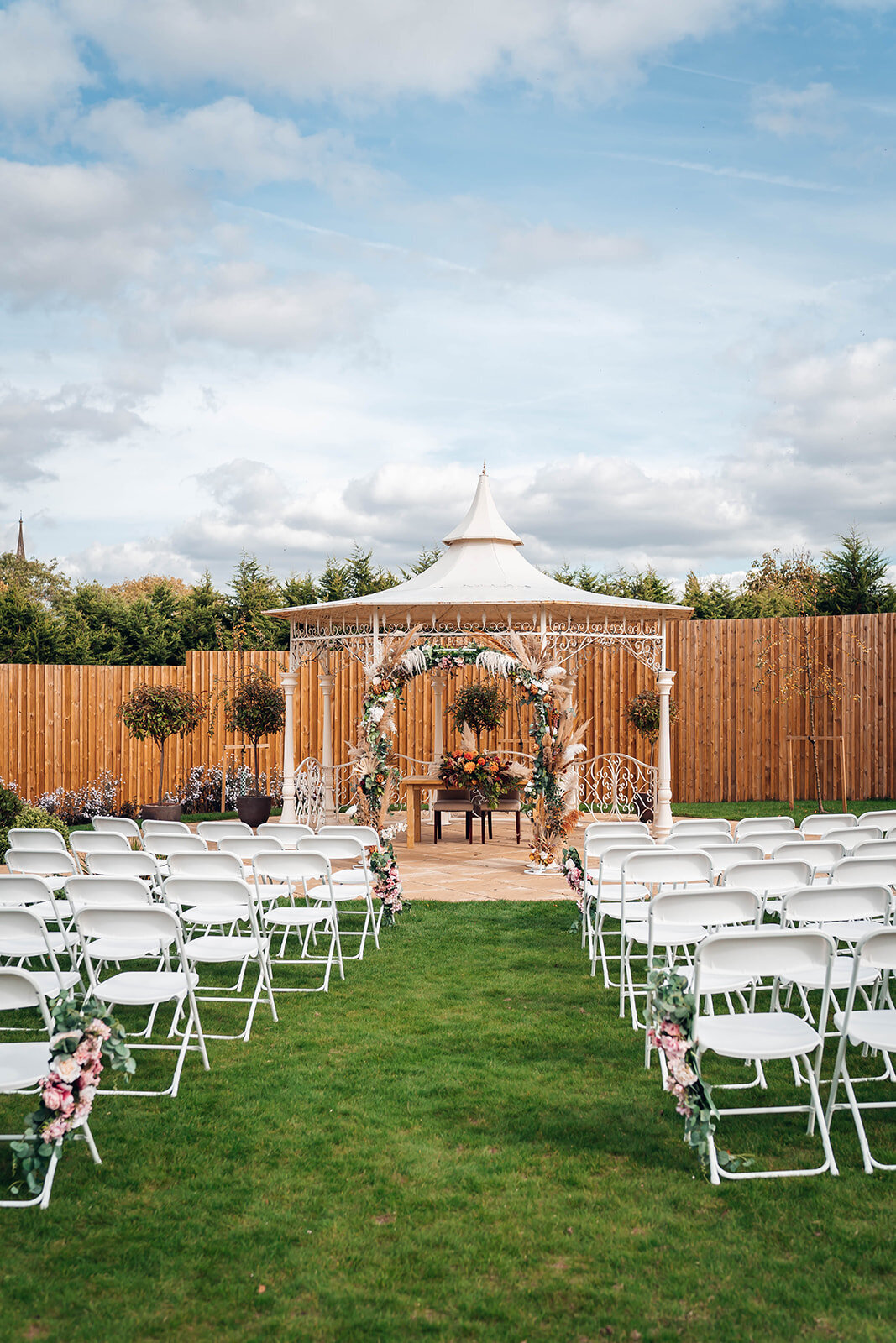 colourful-autumnal-outdoor-wedding-ceremony