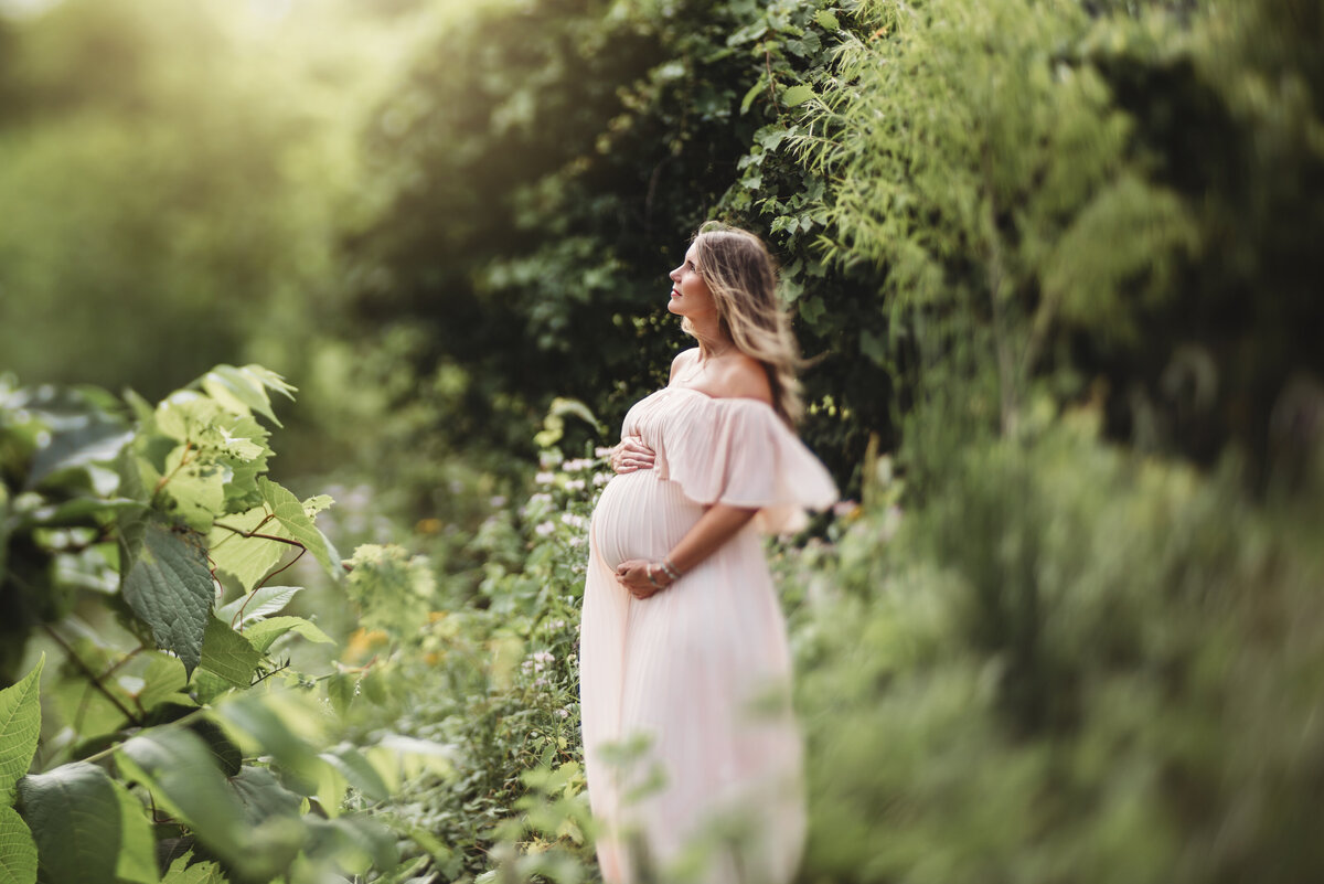 Celebrate the beauty of motherhood surrounded by nature's embrace. Shannon Kathleen Photography captures the essence of your journey among the trees. Book your session now