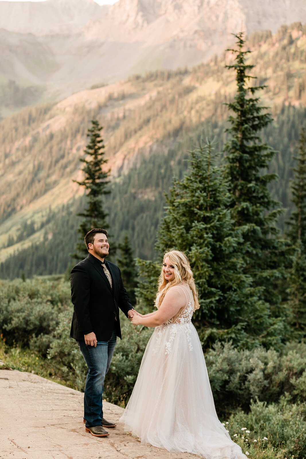 Ouray elopement couple