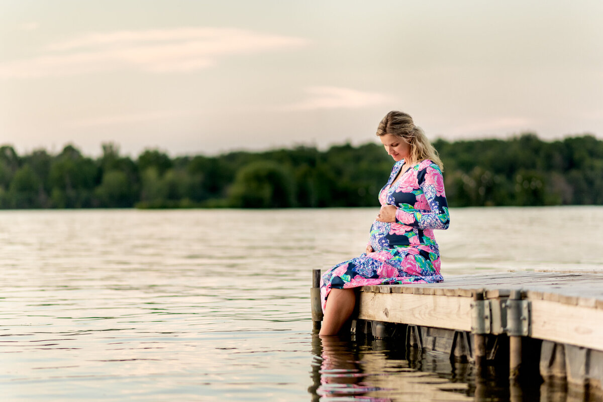 lakefront maternity photo session