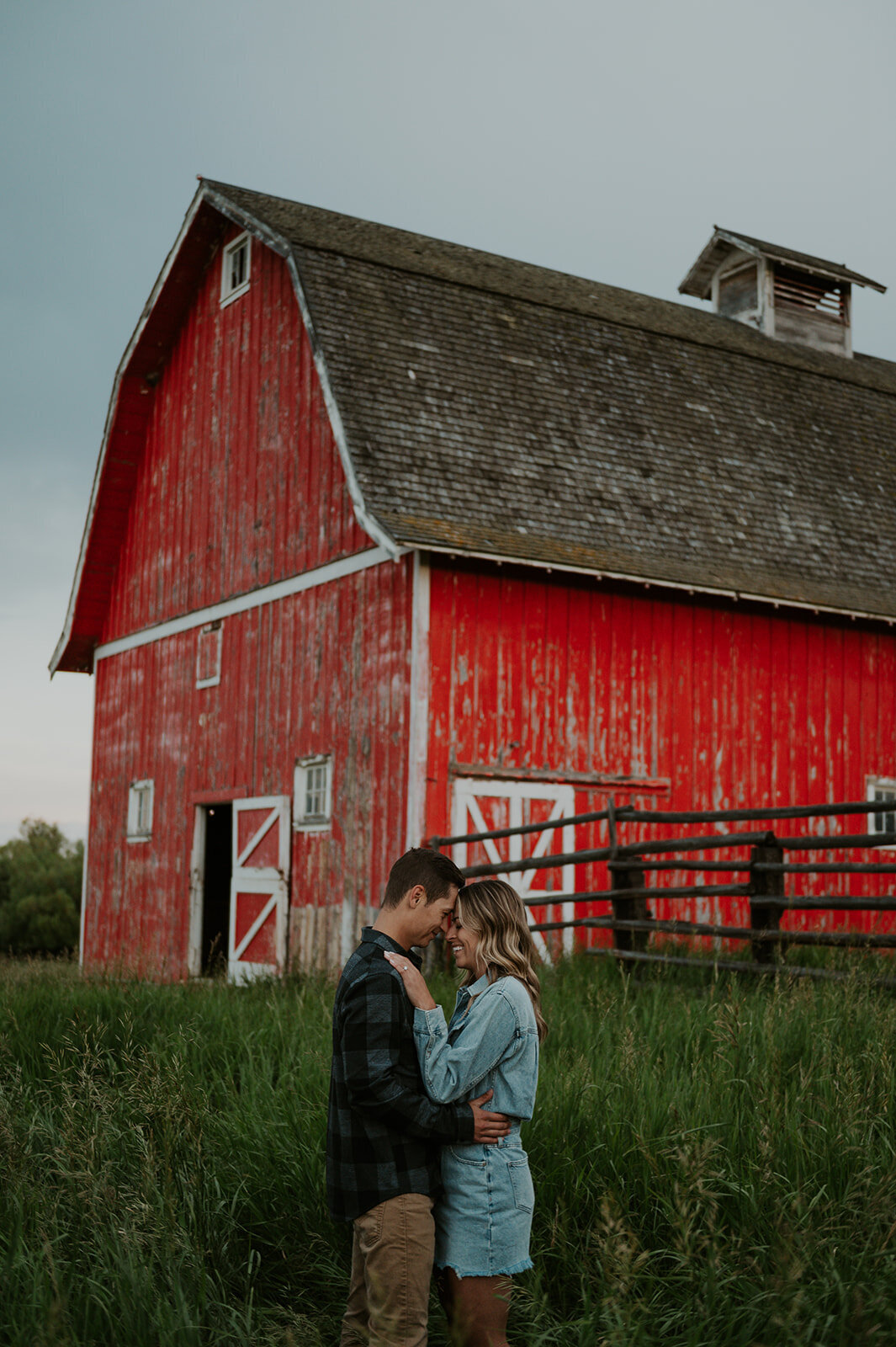 presley-gray-vintage-barn-engagement9408