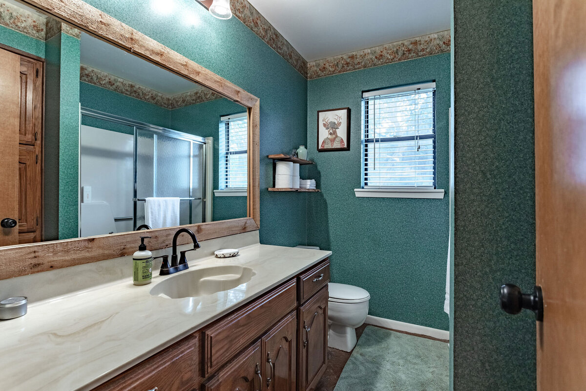 Bathroom with large vanity and mirror in this three-bedroom, two-bathroom ranch house for 7 with incredible hiking, wildlife and views.