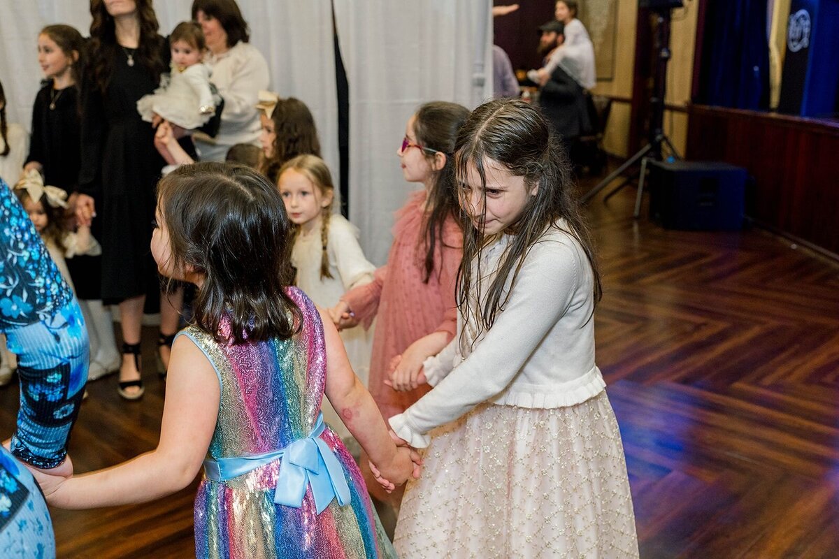 Eliana-Melmed-Photography-Chicago-LosAngeles-Jewish-WeddingPhotographer-CarmiKalman-WomensDancing-00041