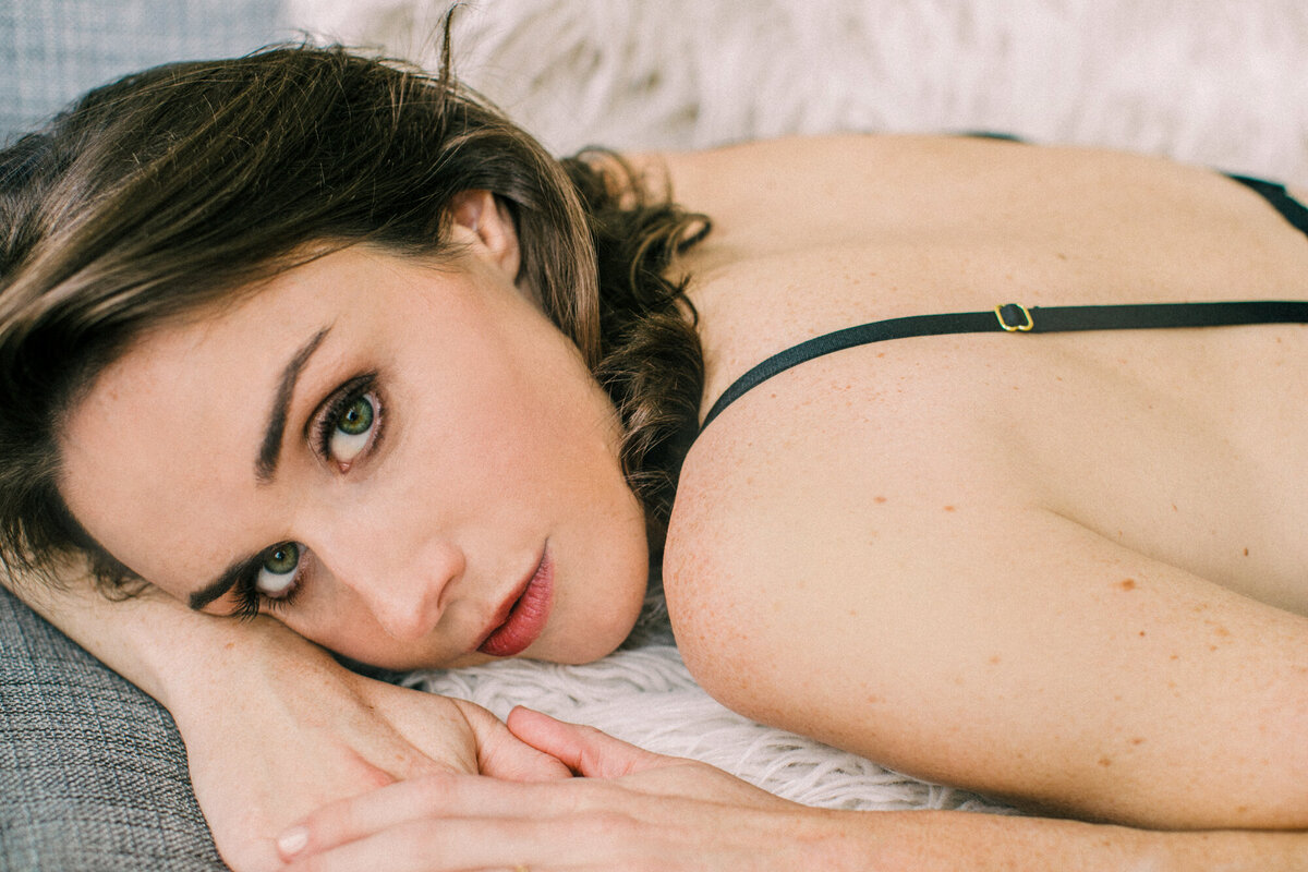 Chicago boudoir photographer Ashley Biess captures an intimate portrait of a woman