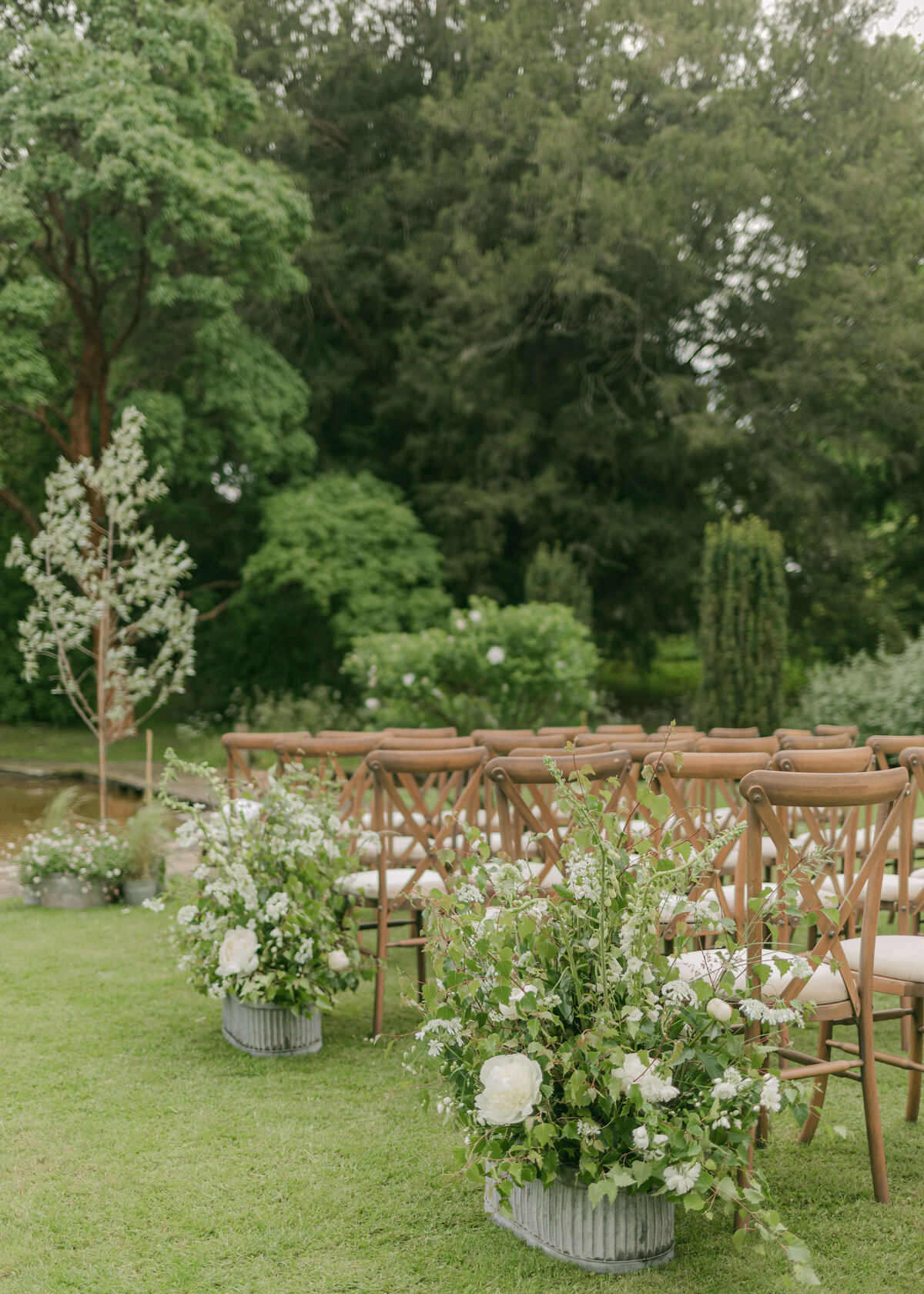 chloe-winstanley-weddings-cotswolds-cornwell-manor-outdoor-garden-ceremony
