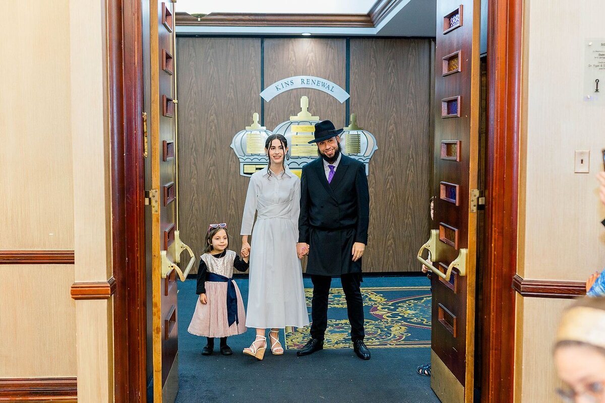 Eliana-Melmed-Photography-Chicago-LosAngeles-Jewish-WeddingPhotographer-CarmiKalman-WomensDancing-00005