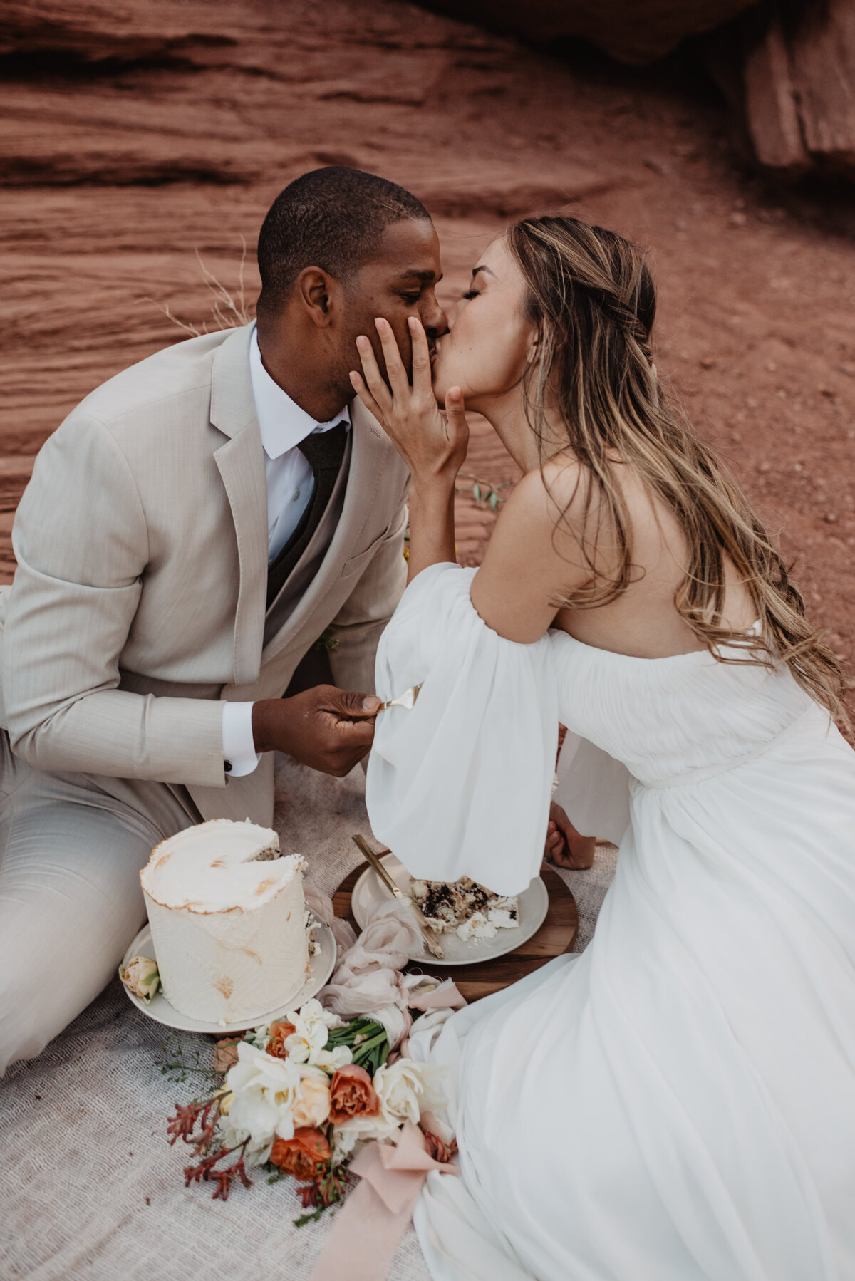 Utah Elopement Photographer captures couple kissing after cake cutting