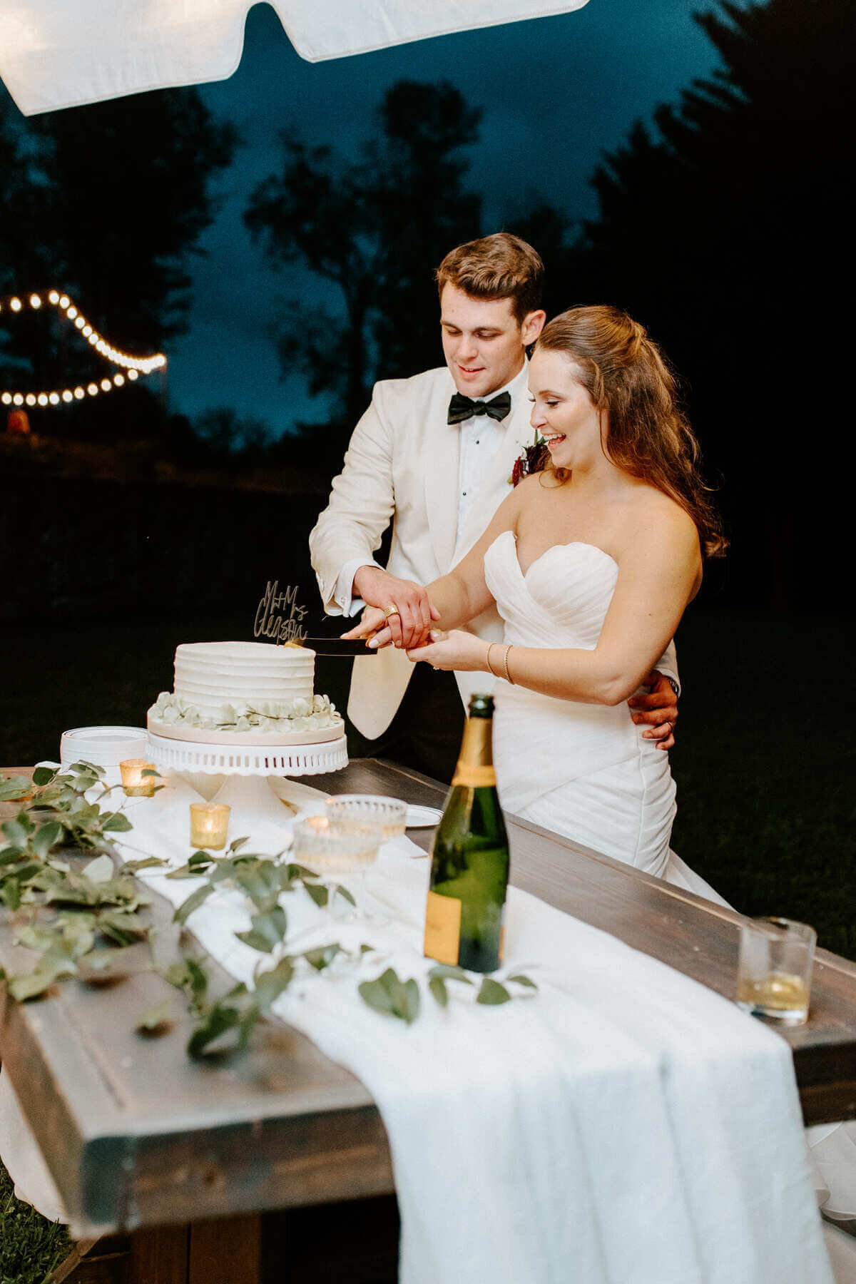31-kara-loryn-photography-wedding-cake-cutting