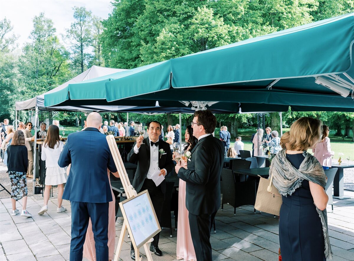 Destination Wedding Photographer Anna Lundgren - helloalora Rånäs Slott chateau wedding in Sweden outdoor wedding reception mingle